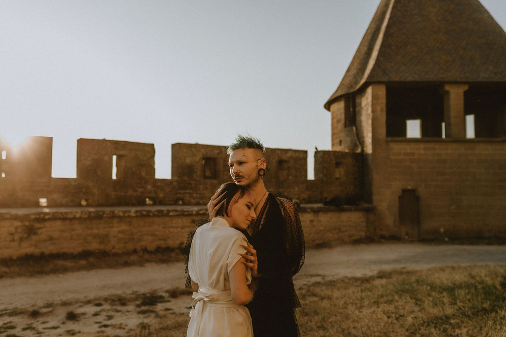 un couple enlacé dans la cité fortifiée de Carcassonne